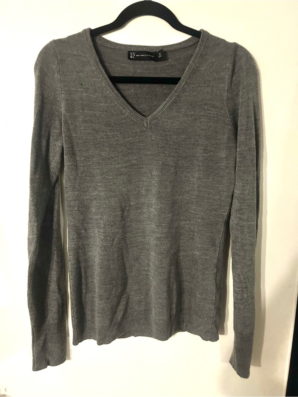 🎉5 for $40 🎉New York and Company Grey V-Neck Long Sleeve Sweater